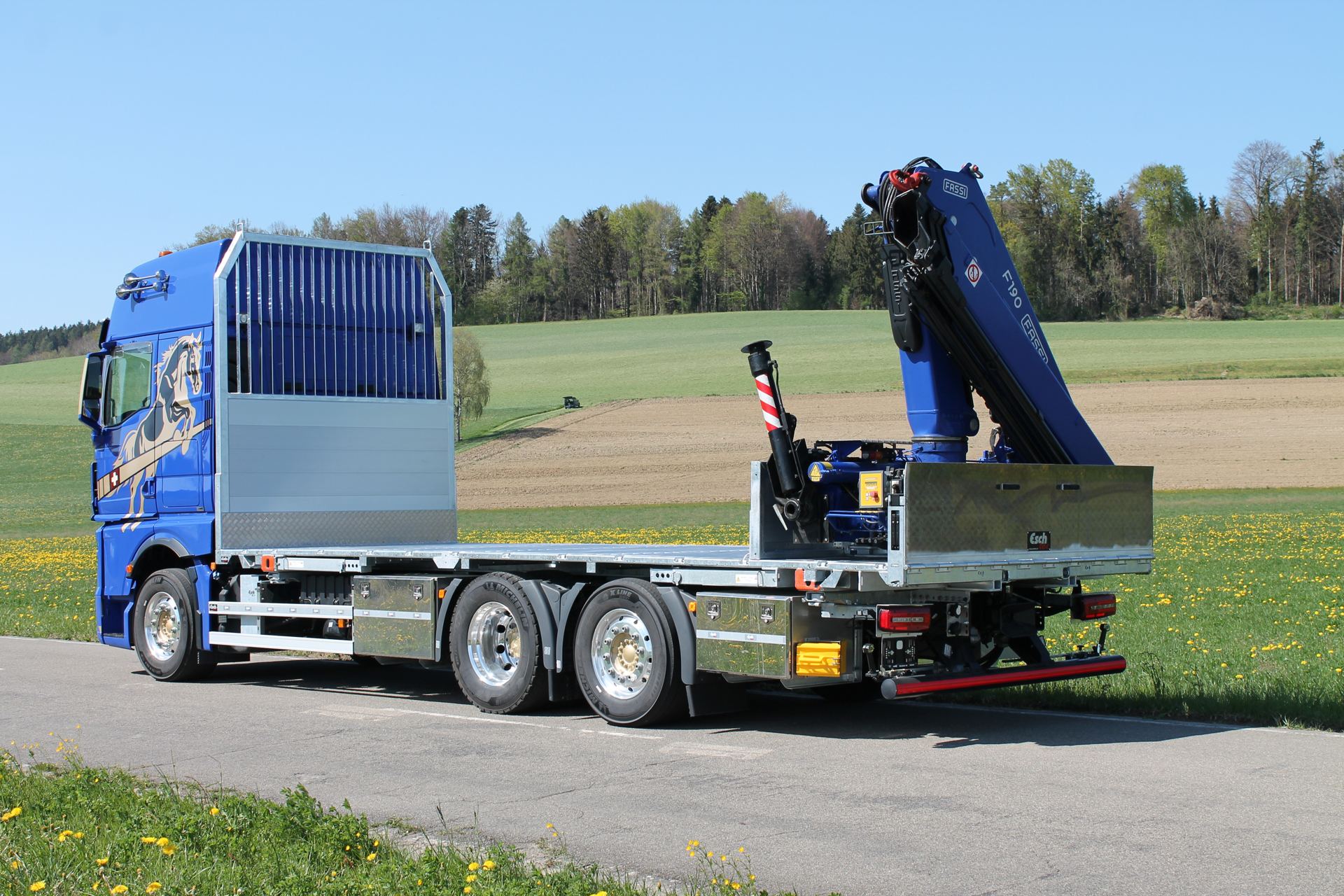 LKW mit Ladekran und Eschtec Wechselpritsche