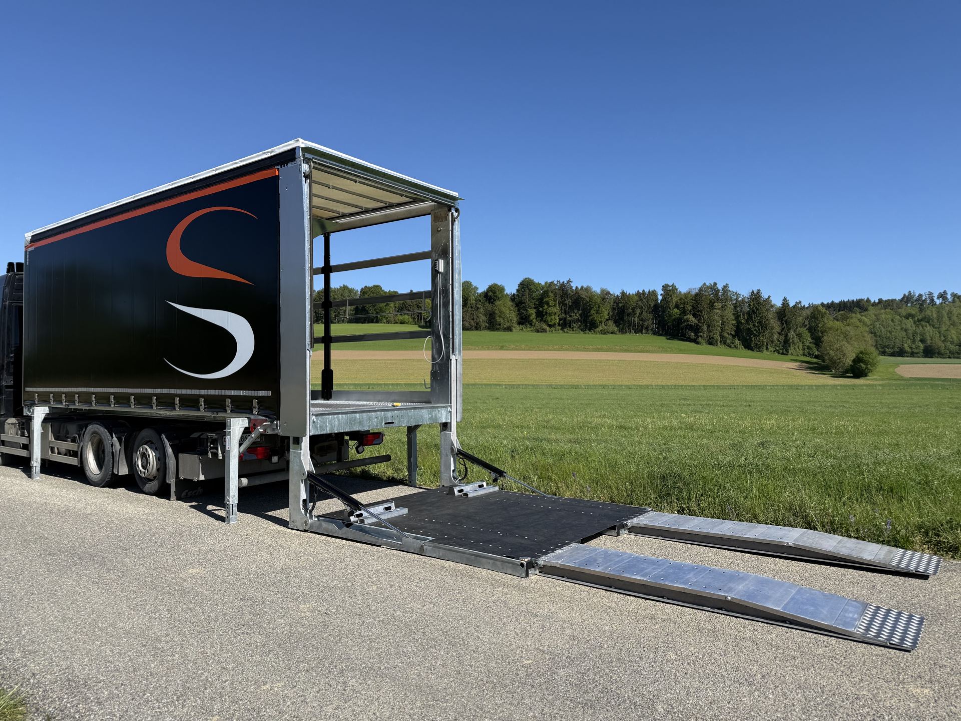 Eschtec Wechselaufbau abgestellt mit Auffahrrampen – EschChange System
